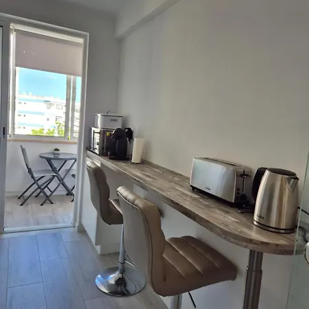 Modern In Center Apartment *